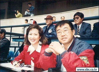 ▲은퇴 후 해설위원으로 잠시 활동했을 당시 윤영미 아나운서와 사진을 찍은 고 최동원 <출처 - 윤영미 아나운서 트위터>