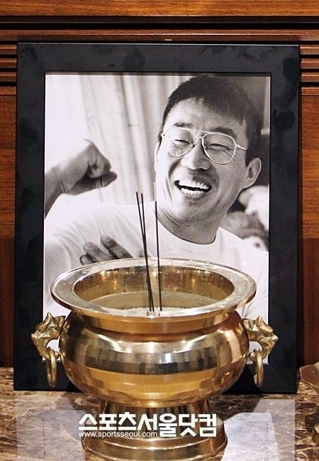 ▲14일 새벽 2시 2분 직장암 전이로 사망한 고 최동원의 영정 사진 / 사진 = 문병희 기자