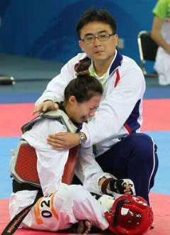 ▲ 지난해 광저우 아시아경기대회에서실격패를 당한 양수쥔(왼쪽)