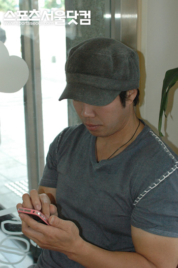 ▲13년 야구 인생 동안 끝임없이 노력해온 최익성은 인터뷰를 하는 동안에도 제2의 인생인 사업으로 인해 바쁜 모습을 보였다.