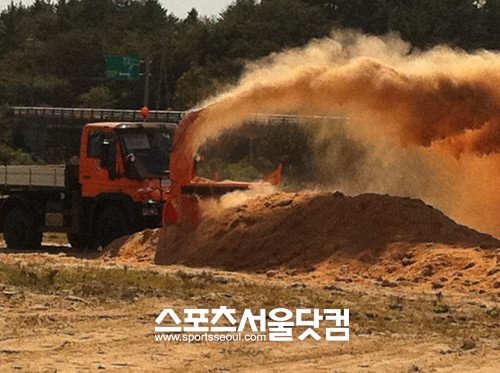 ▲ 톱밥으로 제설 시연 중인 메르세데스-벤츠 유니목