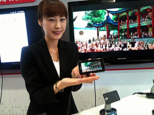 ▲ 모델이 SK텔레콤을 통해 출시된 LTE폰을 선보이고 있다.