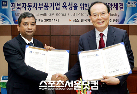 ▲구매부문 엠 벤카트람 부사장(왼), 전북테크노파크 심성근 원장