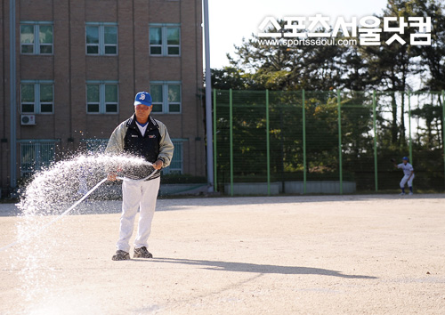 ▲ 서울대 야구부의 연습 환경은 그리 좋지 못하다. 이 감독은 매일 선수들보다 일찍그라운드에 나와 손수 돌을 골라 내고 물을 뿌리며 쾌적한 환경에서 운동할 수있도록 앞장서고 있다.