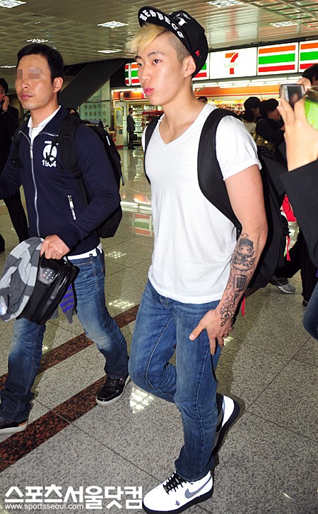 ▲반팔 티셔츠 입어 문신이 눈에 띄는 박재범. /문병희 기자