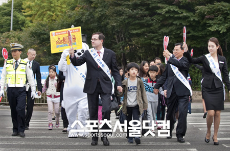 ▲6일 르노삼성차 프랑수아 프로보 신임 사장이 국내 첫 외부행사인 스쿨존 캠페인에 참여했다.
