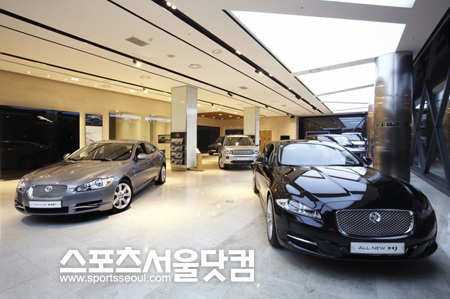 ▲ 재규어 랜드로버 한남 전시장 내부