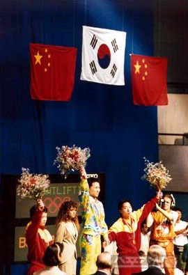 ▲ 바르셀로나올림픽에서 중국의 자랑 류서우빈을 꺾고 자랑스럽게 금메달을 목에 걸었다