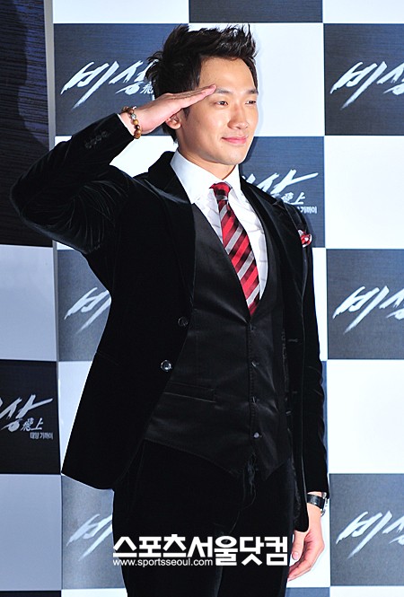 ▲포토타임 중 거수경례 하고 있는 정지훈. /문병희 기자