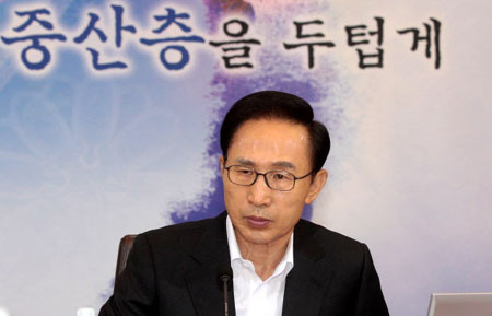 ▲ 이명박 대통령. 이 대통령이 퇴임 후 거처할 사저가 서울 논현동 자택이 아닌 내곡동으로 이전 추진되고 있다. 내곡동 부지와 주택이 장남 시형씨의 명의로 마련되는 데다 일부가 대통령실과 지분을 공유하고 있는 데 대해 의혹이 제기되고 있다./사진=서울신문