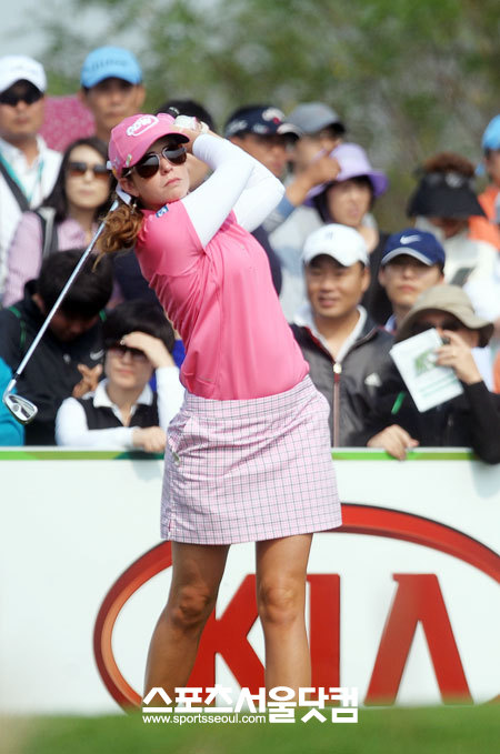 ▲운동으로 단련된 탄탄한 다리와 섹시한 각선미가 일품이다.