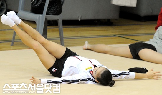 ▲스트레칭 하는 손연재. /노시훈 기자