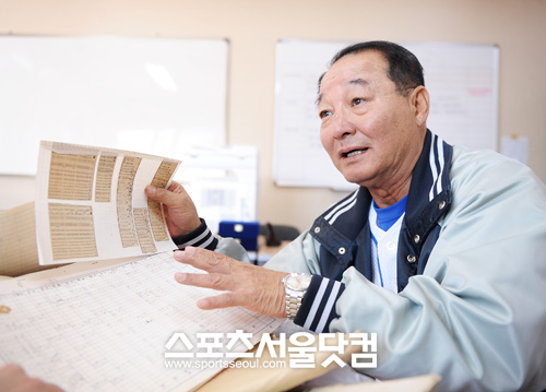 ▲ 미국-일본 야구를 두루 경험한 이 감독은 유학 시절 손수 기록을 적어가며 선진 야구를익혔다. 직접 쓴 자료를 공개하며 설명을 하고 있는 이광환 감독.