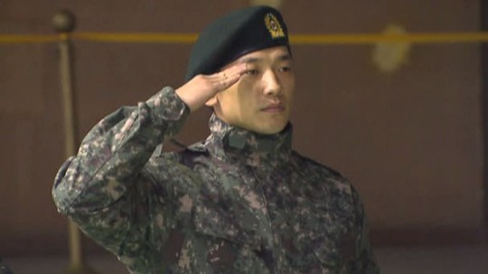 ▲지난 11일 현역으로 군입대한 비의 군복 입은 모습/SBS 뉴스 캡처