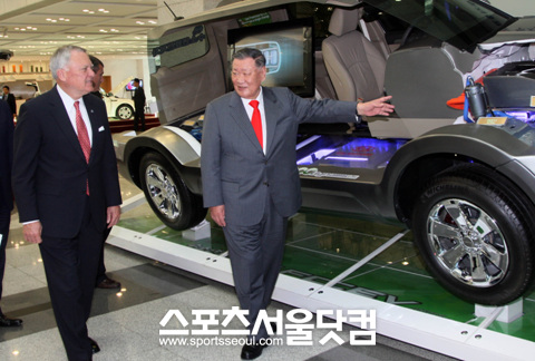 ▲ 네이슨 딜 조지아 주지사(왼), 정몽구 현대차그룹 회장