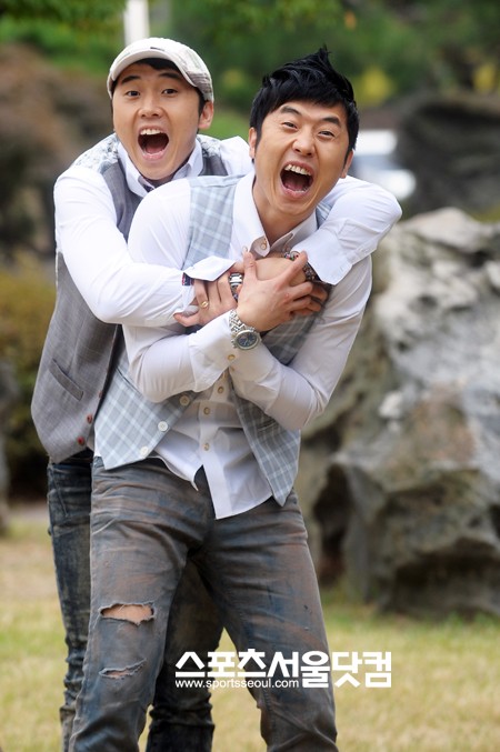 ▲신체 사이즈가 거의 똑같다는 쌍둥이 개그맨 이상호(앞)-이상민 /이효균 기자