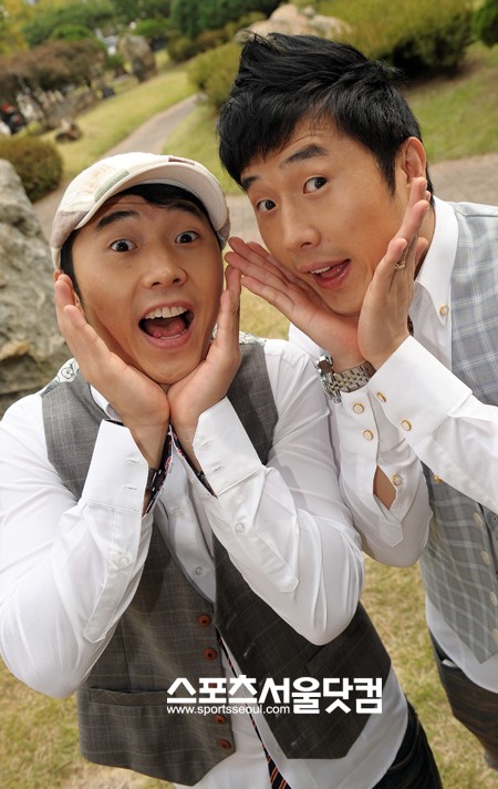 ▲모자를 쓴 왼쪽이 동생 이상민, 오른쪽이 형 이상호 /이효균 기자