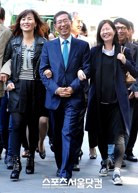 ▲팔짱끼고 걷는 소설가 공지영(왼쪽부터), 박원순 후보, 배우 김여진. /노시훈 기자