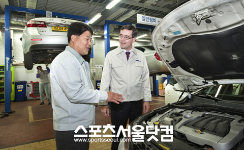 ▲ 수원사업소에서 직원들을 격려하는 르노삼성차 프랑수아 프로보 사장