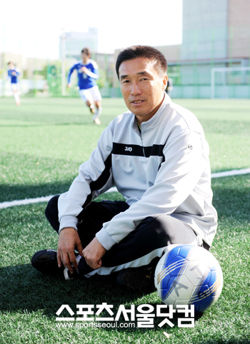 ▲ 모교인 아주대학교의 지휘봉을 잡고 있는 하석주 감독.<사진 - 노시훈 기자>