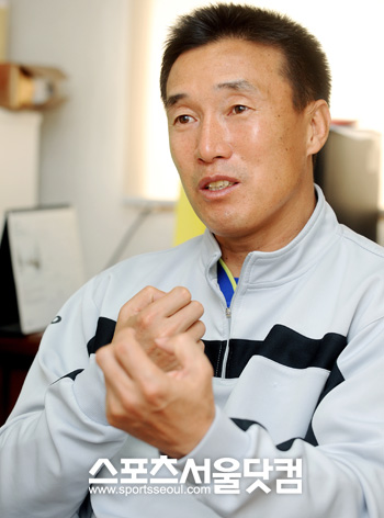 ▲ 하 감독은 두 번의 월드컵에서 자신의 큰 실수로 승리를놓쳤다고 여겼다. 그의 마음 한 구석에는 여전히 당시의 아픔이응어리 져 있었다.