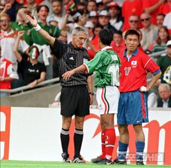 ▲ 멕시코전 선제 득점 후 2분 만에 퇴장 명령을 받은 하석주.