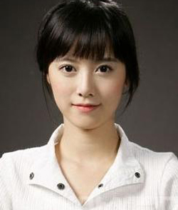 ▲배우 구혜선(위쪽부터), 성유리, 가수 윤종신,아나운서 전현무의 여권사진이 공개돼 눈길을끌고 있다.