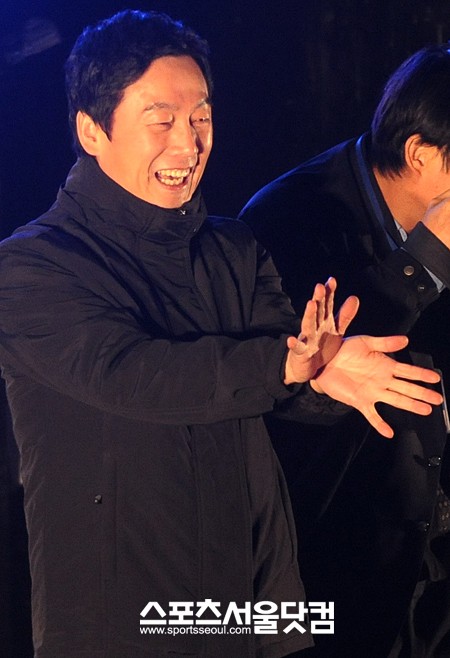 ▲손으로 기호 10번 만들어 보이는 정봉주 전 의원. /노시훈 기자