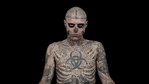 ▲문신으로 유명한 좀비보이 릭 제네스트를 모델로 한 파운데이션 광고가 화제다. /사진=유튜브 캡쳐