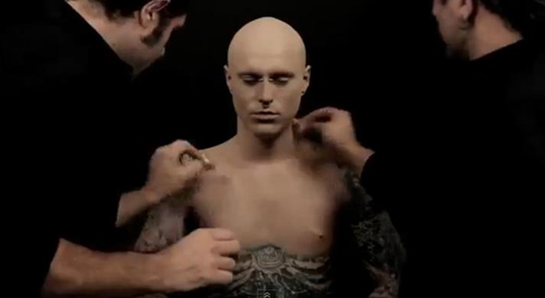 ▲광고 영상의 한 장면. 문신으로 가득한 몸에 파운데이션을 바르는 장면이 인상적이다.