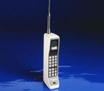 ▲1983년 모토로라는 다이나택 8000을 출시하며 휴대폰 시장의시작을 알렸다. /사진=인터넷 캡쳐