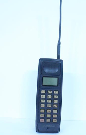 ▲삼성의 자체 기술로 개발한 국산 휴대폰 SH-100은 당시 180만원에 판매돼 대중화되기에는 역부족이었다.