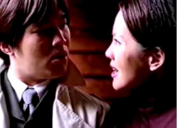 ▲동갑내기 배우 차태현(왼쪽)과 김정은은 018 휴대폰 광고에출연해 묻지마 다쳐 라는 카피로 큰 인기를 얻었다.