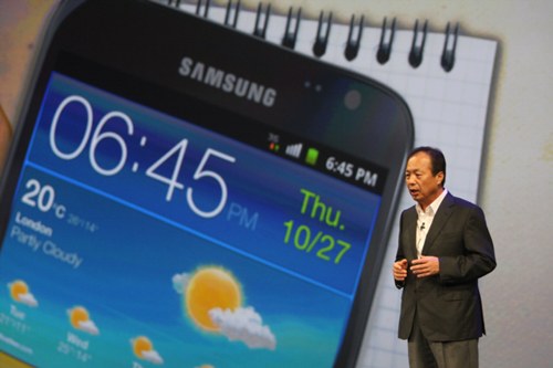 ▲ 삼성전자 무선사업부장 신종균 사장이 27일(현지시간) 갤럭시 노트의 출시를 발표했다.