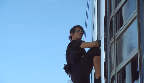 ▲배우 톰 크루즈가 영화 미션 임파서블4의 영화촬영에서 대역없이 고난이도 장면을 연출해화제다. /사진=유튜브 동영상 캡쳐