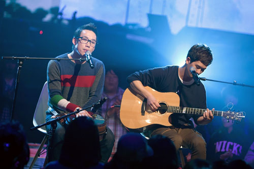 ▲가수 윤도현이 십센치(10cm) 권정열(왼)의 매력적인 보컬에 감탄했다./ CJ E&M 제공