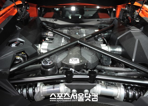 ▲ 람보르기니 아벤타도르 LP700-4 12기통 엔진. / 배정한 기자