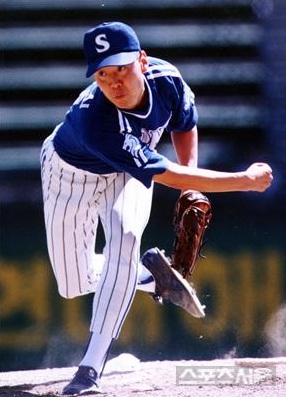 ▲ 잠수함 투수 특유의 다이내믹한 투구폼을 지녔던박충식은 깔끔한 외모로 많은 팬들을 몰고 다녔다.