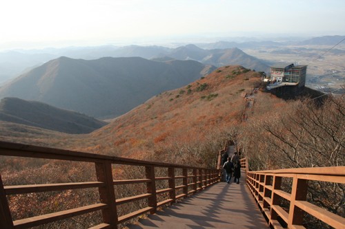 ▲두륜산 고계봉(위)과 케이블카 상부역사 사이에 조성된 유럽풍 산책로