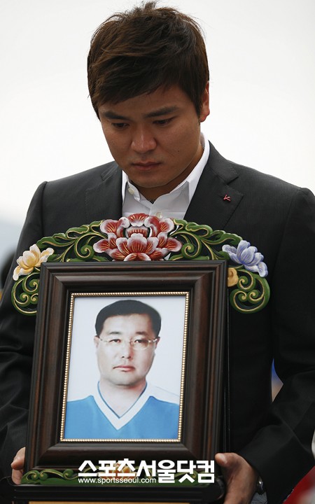 ▲고 조성옥 감독의 영산재에 참석한 추신수 선수. /박정훈 인턴기자