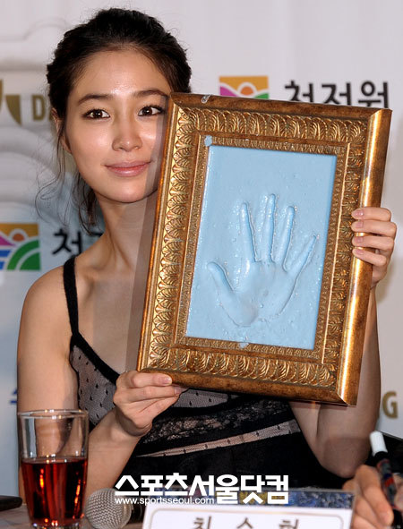 ▲제 32회 청룡영화제 핸드프린팅에서 지난해 수상자였던 이민정이 포즈를 취하고 있다. /이효균 기자