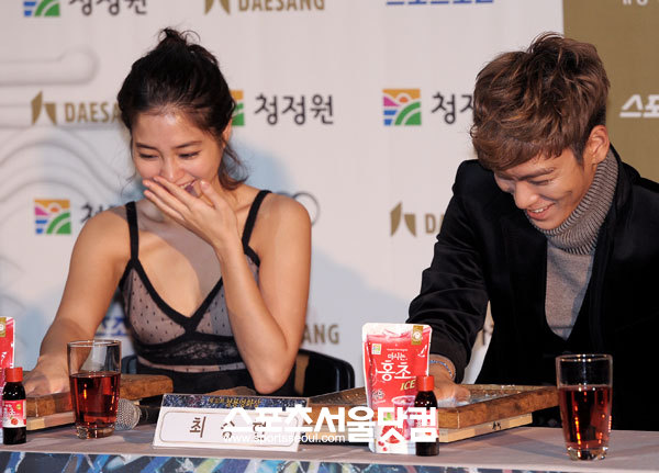 ▲최승현과 이야기를 나누며 웃고 있는 이민정.