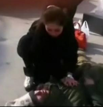 ▲재빠른 심폐소생술로 쓰러진 노숙자를 구한 중국의 한 여성이 눈길을 끌고 있다. /사진=유튜브 동영상 캡처