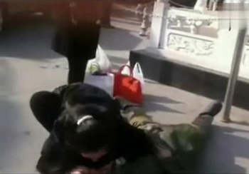 ▲재빠른 심폐소생술로 쓰러진 노숙자를 구한 중국의 한 여성이 눈길을 끌고 있다. /사진=유튜브 동영상 캡처