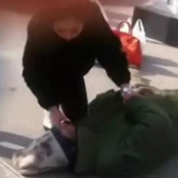 ▲재빠른 심폐소생술로 쓰러진 노숙자를 구한 중국의 한 여성이 눈길을 끌고 있다. /사진=유튜브 동영상 캡처