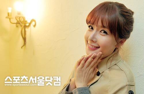 ▲ 귀여운 표정을 짓는 윤채이.