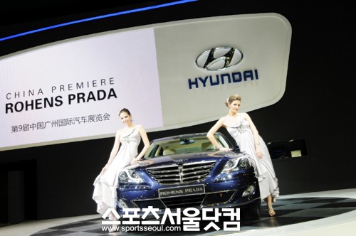 ▲ 현대자동차 광저우 모터쇼 부스 및 로헨스 프라다(국내명 제네시스 프라다)