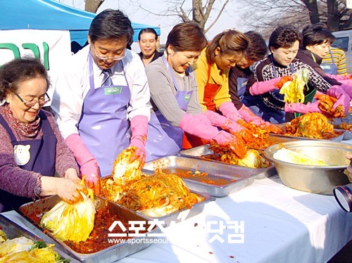 ▲ 김치 담그기 행사. 기사 내용과는 무관. /더팩트 DB