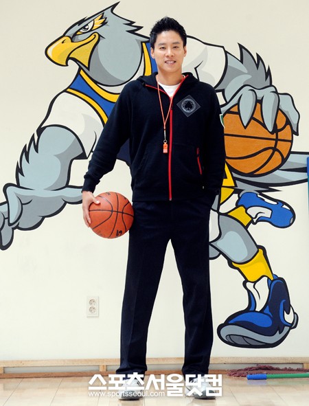 ▲농구의 부흥과 저변 확대를 시키는 것에 자신의 미래를 걸겠다는 우지원은 여전히 농구공을 매만지며 자신의 꿈을 그려가고 있다.