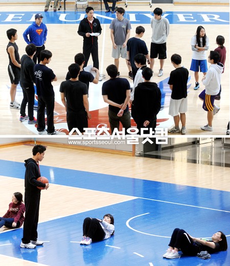 ▲ 현 대학생들은 자신의 화려했던 현역 시절을 기억하지 못하지만 그 때 못지 않은 열정으로 제자들을 가르치고 있다.
